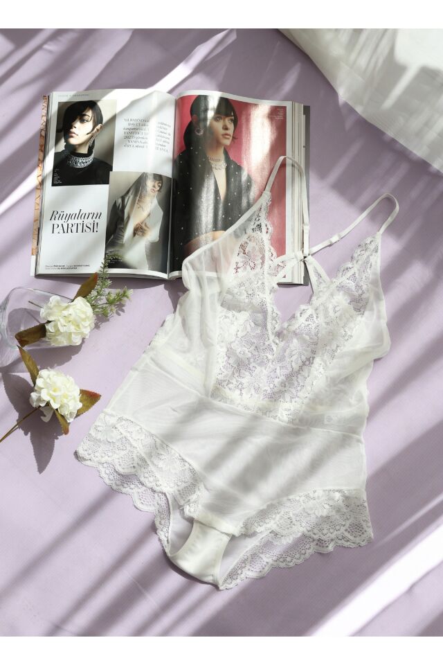 Beyaz Dantelli Sırt Dekolteli Body Suit